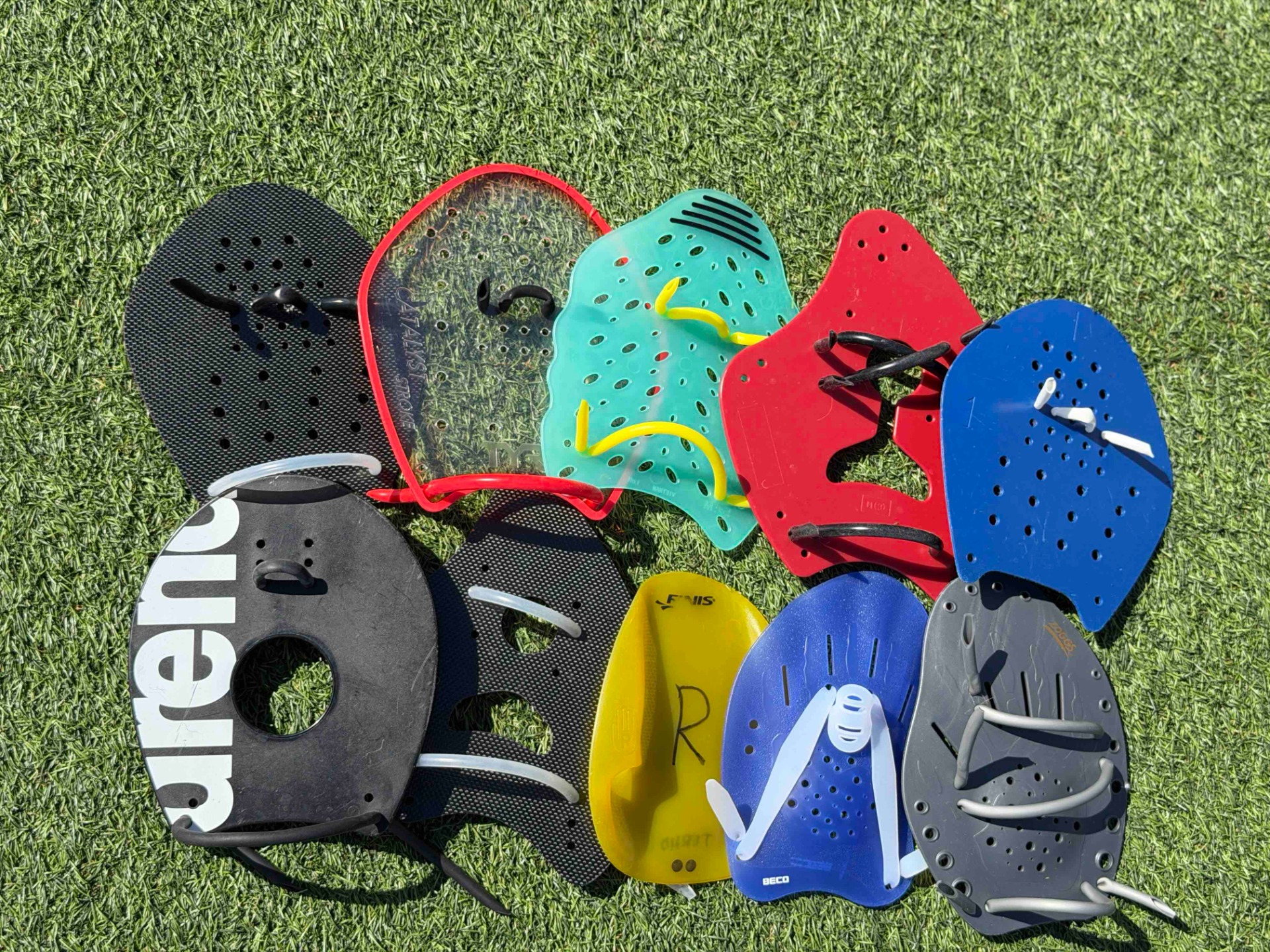 Lättäreiden vertailun voittaja Carbon 1 vasemmalla ylhäällä, seuraavat sijat jatkuvat oikealle: 2. Tyr Catalyst Stroke 3. Speedo Power Plus 4. Tyr Catalyst 2 5. Strokemakers 6. Arena Elite 2 7. Carbon 2 8. Finis Aguility 9. Beco Dynamic Pro 10. Zoggs Matrix 